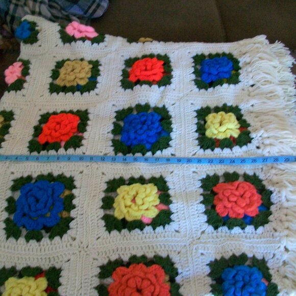 Vintage 70's Hand Crochet 3D Flowers Granny Square Fringed Afghan 42" x 72" - Picture 8 of 8